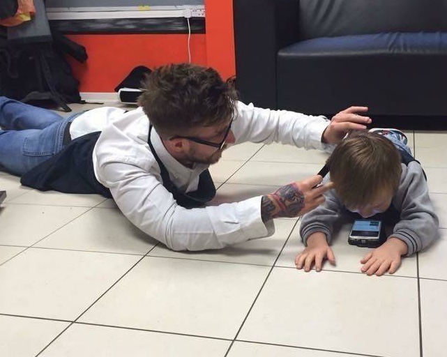 Amazing barber helps kids with autism get haircuts ...