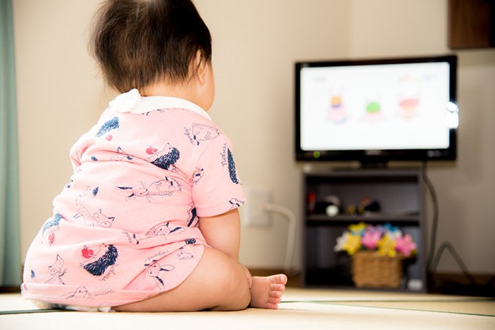 Is It Safe For Babies To Watch TV? Effects And Alternatives